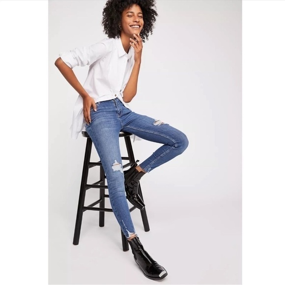 FREE PEOPLE Women’s Shark Bite Skinny Jeans Blue Distressed Frayed Size‎ 27 Long - Picture 2 of 16